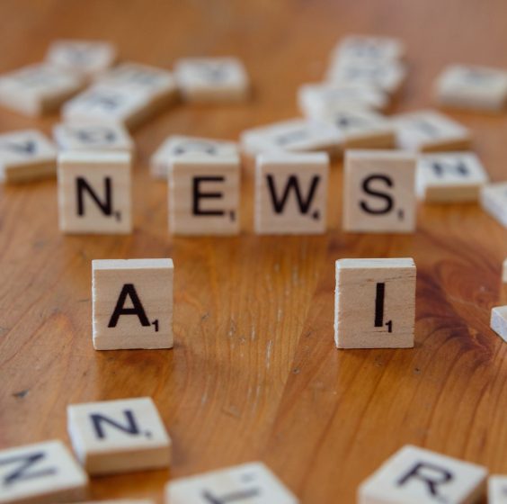 Wooden Scrabble tiles spelling 'AI' and 'NEWS' for a tech concept image. — Die Benutzerfreundlichkeit von Crazy Buzzer Casino