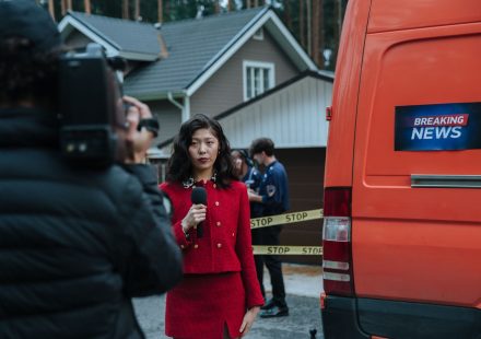 Female reporter in red with microphone reporting live at an outdoor crime scene with a news van. — Die rechtlichen Rahmenbedi