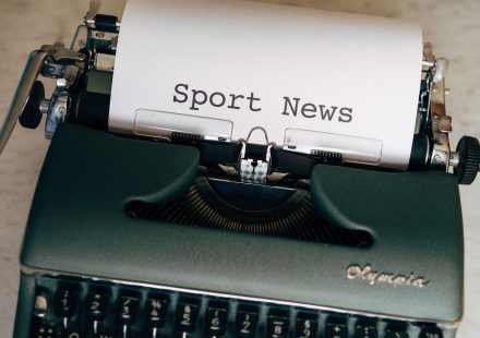 Close-up of a vintage typewriter with a paper showing 'Sport News', evoking nostalgia and classic journalism. — Die Softwarea