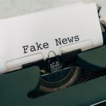 Close-up of vintage typewriter printing 'Fake News', depicting false information concepts. — Die verschiedenen Level des Treu