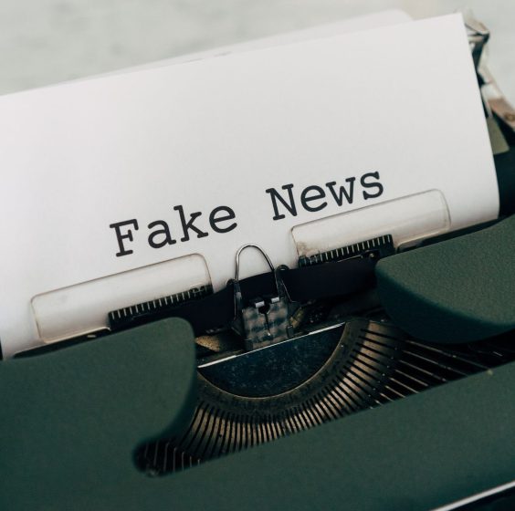 Close-up of vintage typewriter printing 'Fake News', depicting false information concepts. — Die verschiedenen Level des Treu