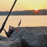 Fishing rod and lure at sunrise on a rocky pier in Webster Lake, NY. — Die wichtigsten Sicherheitsaspekte von Alles Spitze Ca