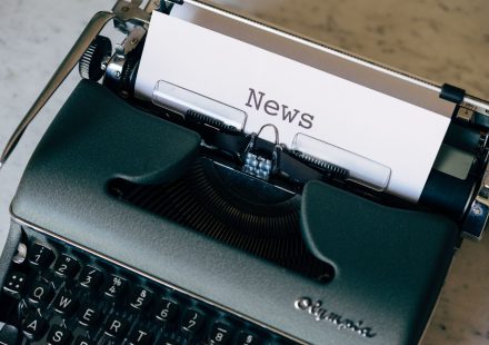 A vintage typewriter with a paper titled 'News', symbolizing journalism and communication. — Ocean Breeze Casino: Sicherheit