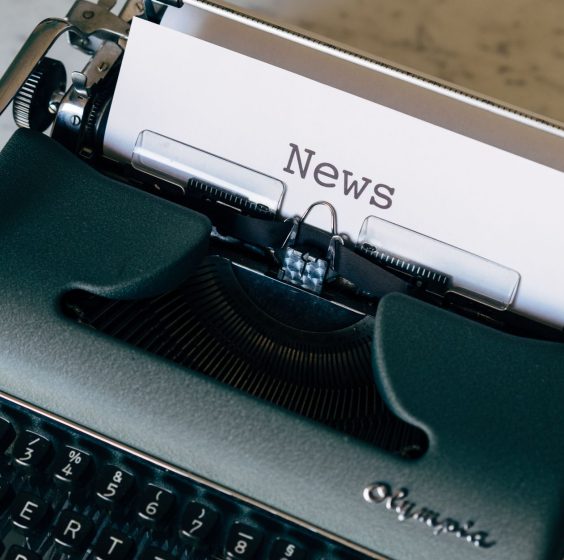 A vintage typewriter with a paper titled 'News', symbolizing journalism and communication. — Ocean Breeze Casino: Sicherheit