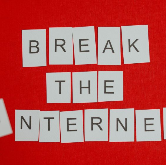 Cutout letters forming 'Break the Internet' on a vibrant red background. — Turbo Winz Casino: Sicherheitsstandards und ihr Ei