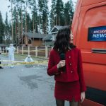 A reporter in red documents a crime scene with investigators in protective suits. — Wie nutze ich die Bonusangebote von Drago